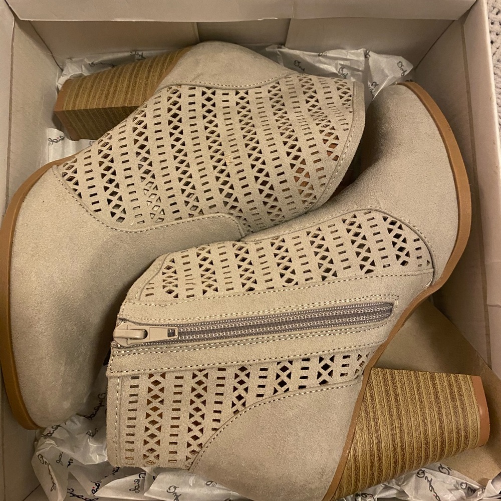 Quipid Suede booties